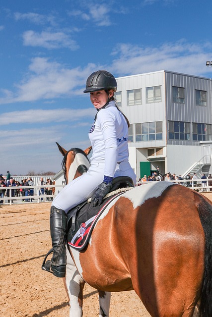 persona trabajando con portátil y cuaderno en entorno minimalista con luz natural y sensación de orden
