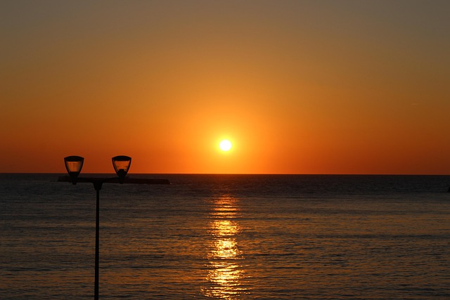 persona haciendo ejercicio en naturaleza con luz de amanecer y sensación de longevidad